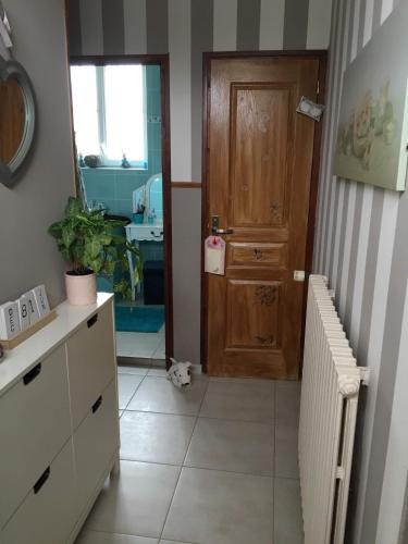 Il comprend une cuisine avec une porte et du carrelage. dans l'établissement Détente en Normandie, à Damville