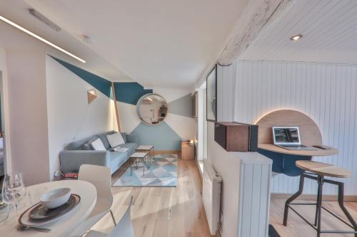 un salon avec un canapé et une table dans l'établissement Belle surprise cœur de ville, cosy avec terrasse, à Cannes