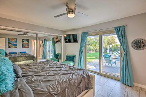 Ένα ή περισσότερα κρεβάτια σε δωμάτιο στο Pet-Friendly Palm Springs Escape with Heated Pool!