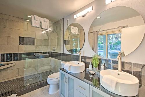 Ένα μπάνιο στο Pet-Friendly Palm Springs Escape with Heated Pool!