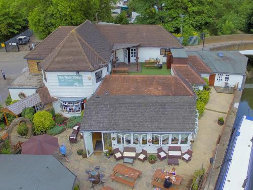 z góry widok na dom z dachem w obiekcie The WatersEdge, Canal Cottages w Hillingdon