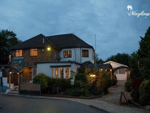 una casa grande con luces en la parte delantera en The WatersEdge, Canal Cottages en Hillingdon