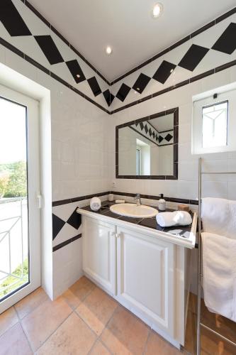 a bathroom with a sink and a mirror at Quintessence Provence in Goult