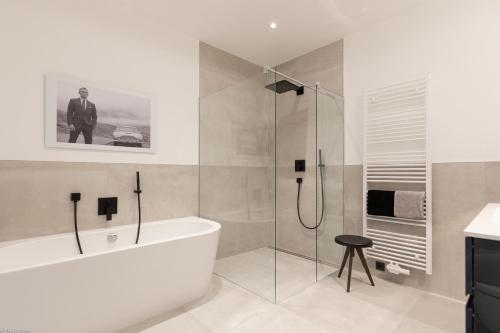 Das Bad ist mit einer Badewanne und einer Glasdusche ausgestattet. in der Unterkunft LOFT17 Neu Luxus-Loft Design Klima 2-4 Personen in Traben-Trarbach