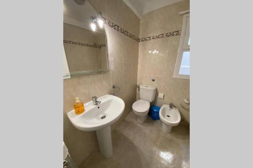ein Badezimmer mit Waschbecken und Toilette in der Unterkunft APARTAMENTO PRIMERA LINEA MAR CAMBRILS cerca PUERTO in Cambrils