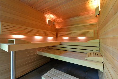 a sauna with wooden walls and wooden flooring at L'éclos des vignes - Appartements haut de gamme avec Spa in Bergheim