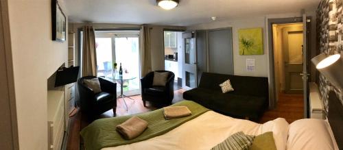 ein Schlafzimmer mit einem Bett und ein Wohnzimmer in der Unterkunft EI8HT Brighton Guest Accommodation in Brighton & Hove