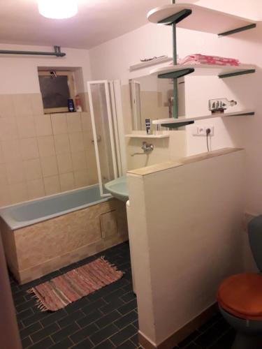 łazienka z wanną, umywalką i toaletą w obiekcie Apartmán Pod Šeříkem w Czeskim Krumlovie