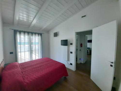 ein Schlafzimmer mit einem roten Bett und einem Fenster in der Unterkunft Dro Suite in Dro