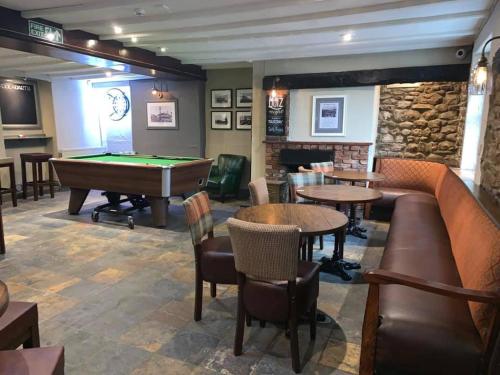 um bar com uma mesa de bilhar e uma bola de pingue-pongue em The Farmers Arms Inns em Catterick Bridge