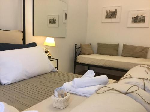 una camera con due letti con asciugamani di LE FATE SUITES a Roma