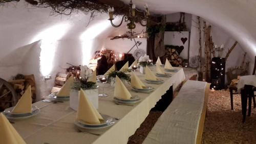 una mesa larga con servilletas blancas encima en Gasthaus Dollinger en Dinkelsbühl