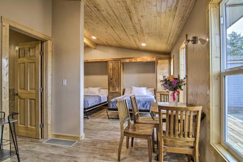 Zimmer mit 2 Betten, einem Tisch und Stühlen in der Unterkunft Mountain Cabin, Walk to Dining and Memorial Park! in Woodland Park