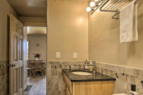 ein Badezimmer mit einem Waschbecken, einem WC und einem Spiegel in der Unterkunft Mountain Cabin, Walk to Dining and Memorial Park! in Woodland Park