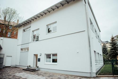 een wit huis met een binnenplaats bij Gerberhof in Erfurt