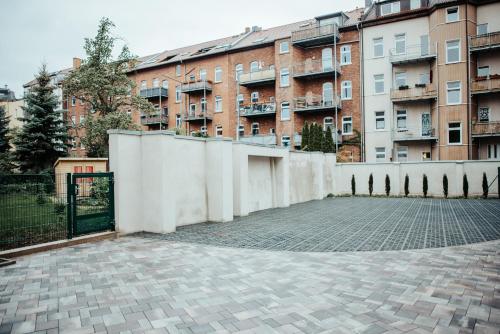 een lege parkeerplaats voor een gebouw bij Gerberhof in Erfurt