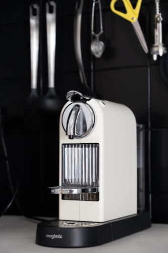 a toaster sitting on top of a table with scissors at Maison La Majorelle - 90m2 - Garage et Terrasse in Pamiers