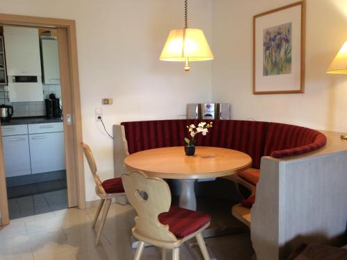 - une table et des chaises dans une pièce avec cuisine dans l'établissement Ferienhaus Gerhard, à Lechbruck am See