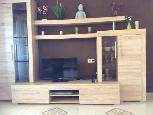 un gran centro de entretenimiento de madera con TV de pantalla plana en Ferienhaus Gerhard, en Lechbruck