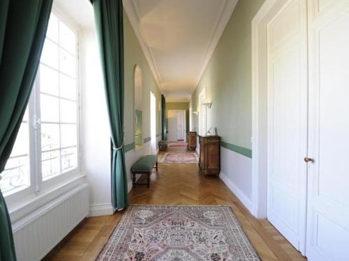 un couloir avec une grande fenêtre et un tapis dans l'établissement La France - Gite Chateau, à Beychac-et-Caillau