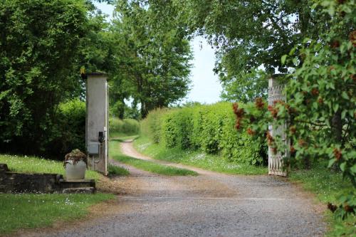 un camino de tierra con una puerta en el costado en Gites de Gondieres, en Saint-Éloi
