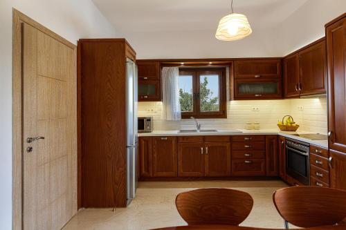 Η κουζίνα ή μικρή κουζίνα στο Kampos Villa III, Nature Living with Heated Pool, pure elegance, By ThinkVilla