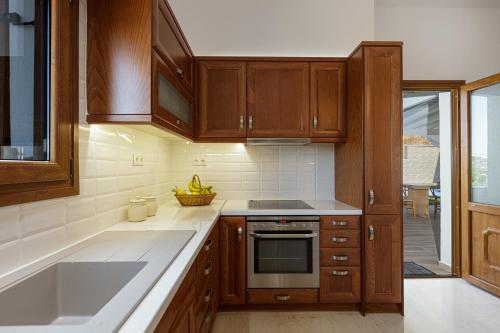 Η κουζίνα ή μικρή κουζίνα στο Kampos Villa III, Nature Living with Heated Pool, pure elegance, By ThinkVilla