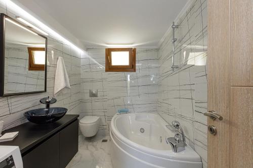 Ένα μπάνιο στο Kampos Villa III, Nature Living with Heated Pool, pure elegance, By ThinkVilla
