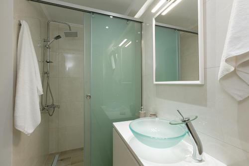 Ett badrum på Kampos Villa III, pure elegance, By ThinkVilla