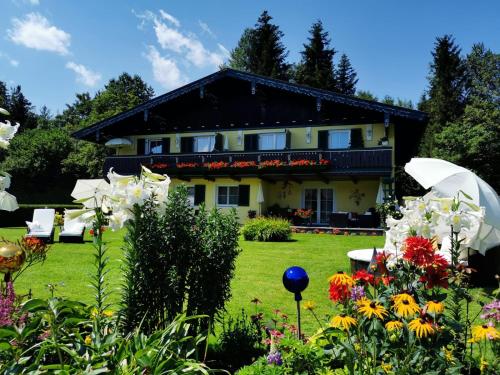 una casa con giardino di fronte di Ferienwohnungen Thalmeier a Sankt Gilgen