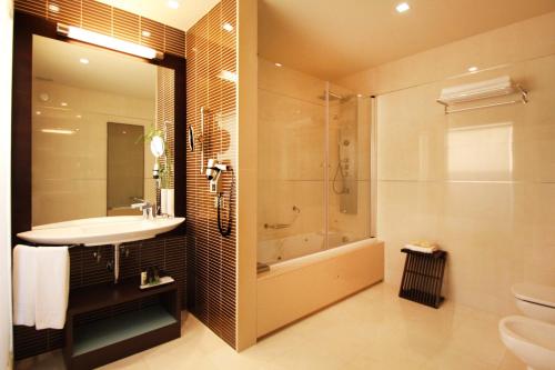 Bilik mandi di BessaHotel Boavista