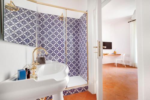 Salle de bains dans l'établissement Deluxe Home in Sorrento Old Town with Balconies
