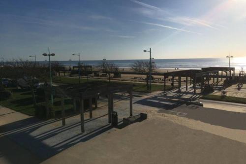einen Park mit Blick auf den Strand und das Meer in der Unterkunft L'esplanade in Saint-Jean-de-Monts