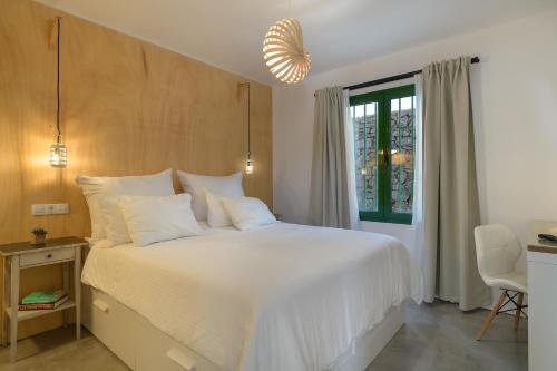 プエルト・デル・カルメンにあるBuenavista Ocean Viewのベッドルーム(大きな白いベッド1台、窓付)