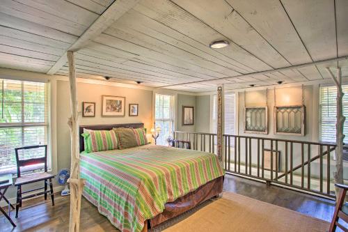 1 dormitorio con 1 cama y balcón en The Quarters at Fairmount Cottage with Shared Pool en Fort Worth