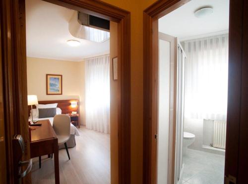 サンティアゴ・デ・コンポステーラにあるホテル サン ロレンツォの廊下、ベッドルーム1室、リビングルーム1室が備わります。