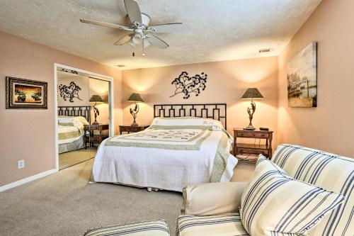 un dormitorio con una cama y un sofá en Resort Pool and Golf Palmetto Dunes Beach Villa, en Hilton Head Island
