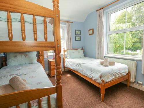 ニア・ソーリーにあるAnvil Cottageのベッドルーム1室(二段ベッド2台、窓付)が備わります。