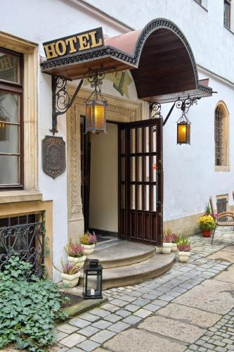 an entrance to a hotel with a welcoming door at Hotel Dwór Polski in Wrocław