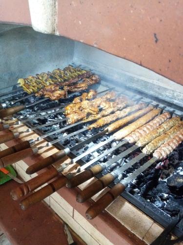 Εγκαταστάσεις μπάρμπεκιου για όλους τους επισκέπτες του ξενοδοχείου