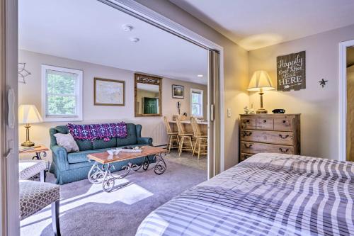 - une chambre avec un lit et un salon dans l'établissement Lake Getaway Walk Across Street to Private Beach!, à Gilford