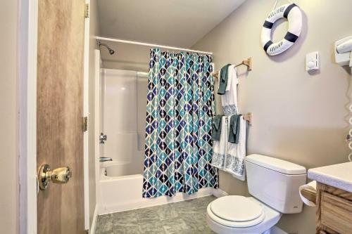 La salle de bains est pourvue de toilettes et d'un rideau de douche. dans l'établissement Lake Getaway Walk Across Street to Private Beach!, à Gilford