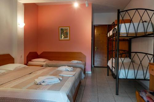 ネオス・マルマラスにあるVilla Gesthimaniのベッドルーム1室(ベッド2台、二段ベッド1組付)
