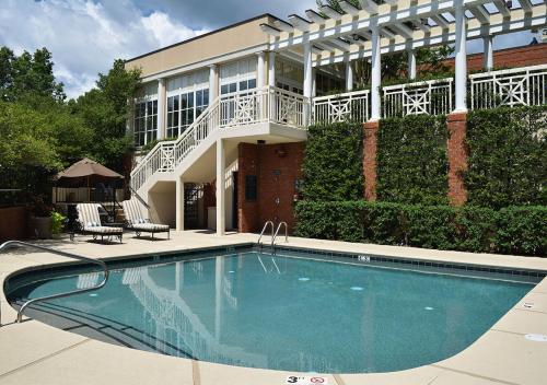 uma grande piscina em frente a um edifício em O.Henry Hotel em Greensboro