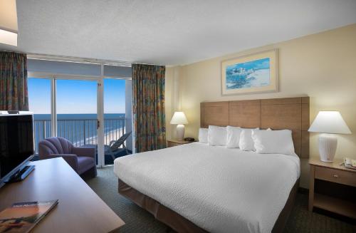 ein Hotelzimmer mit Bett und Balkon in der Unterkunft Sea Watch Resort in Myrtle Beach