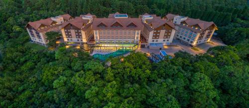 una vista aérea de un gran edificio en el bosque en Wyndham Gramado Termas Resort & Spa, en Gramado
