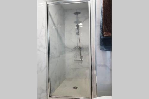 y baño con ducha y puerta de cristal. en Barcia 2, en Pontevedra
