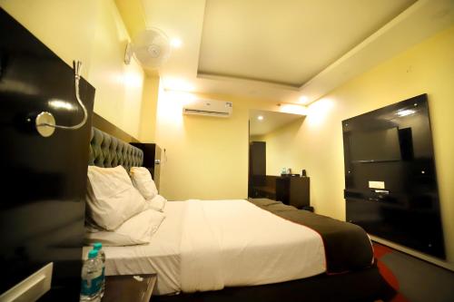 a hotel room with a bed and a television at Hotel Jaipur Legacy in Jaipur