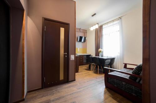Μια τηλεόραση ή/και κέντρο ψυχαγωγίας στο Aparthotel Na Mytniy