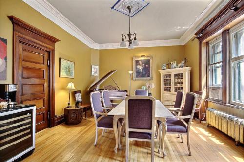 a dining room with a table and chairs at B&B Quebec in Quebec City